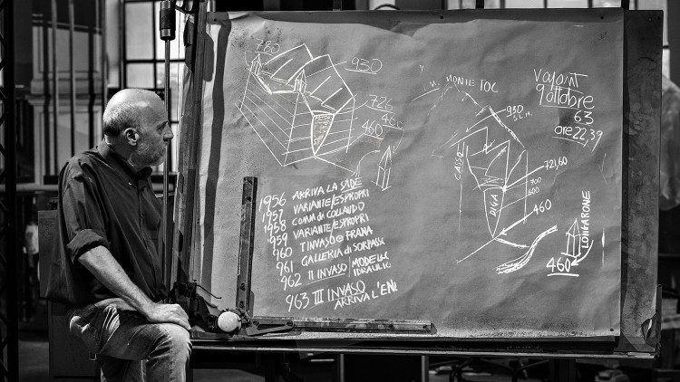 Marco Paolini davanti alla lavagna con tutti i numeri del disastro del Vajont, durante le prove di "VajontS 23". Foto di Gianluca Moretto