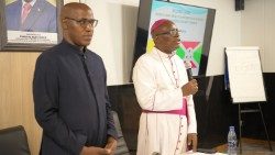 Mgr Bonaventure Nahimana, président de la Conférence des évêques Catholiques du Burundi, avec un représentant du Ministère de l’Intérieur, au cours de la cérémonie de mise sur pied de la commission mixte et six sous-commissions chargées des accords spécifiques, après la signature de l’Accord-cadre entre l’Eglise et l’Etat burundais, le 3 octobre 2023.