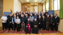 Fazekas Ferenc kinevezett szabadkai püspök a belgrádi nuncius balján az egyházmegye papságával 