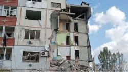 Budynek mieszkalny zniszczony w wyniku rosyjskiego ostrzału w Berysławiu, 7 października 2023 r.