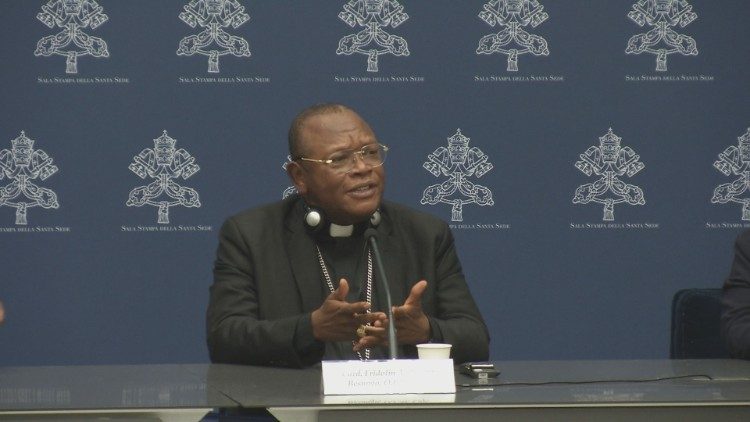 Le cardinal Fridolin Ambongo, au cours du point de presse du 7 octobre 2023, dans la Salle de Presse du Saint-Siège