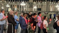 También hoy, 28 de octubre, se reza el Santo Rosario en la Plaza de San Pedro