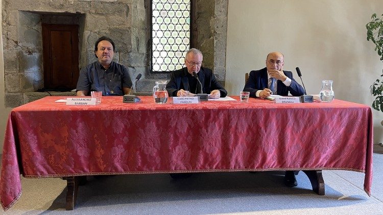 Кардинал Пьетро Паролин на конференции в монастыре Камальдоли (8 октября 2023 г.)