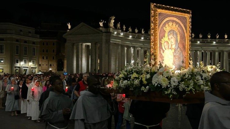 A oração do terço na Praça São Pedro de 7 de outubro que irá se repetir todos sábados de outubro