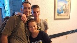 A despedida de Itzik Levy dos filhos Aviel e Ilay, quando o pai foi chamado para o exército em 7 de outubro
