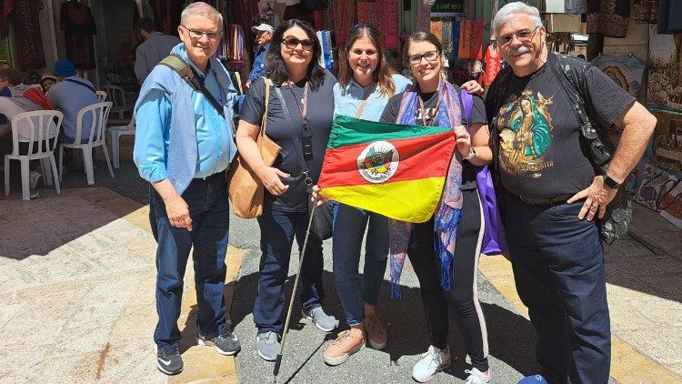 Um grupo de peregrinos que recebeu, liderado por Padre Jaime Bettega, de Caxias do Sul