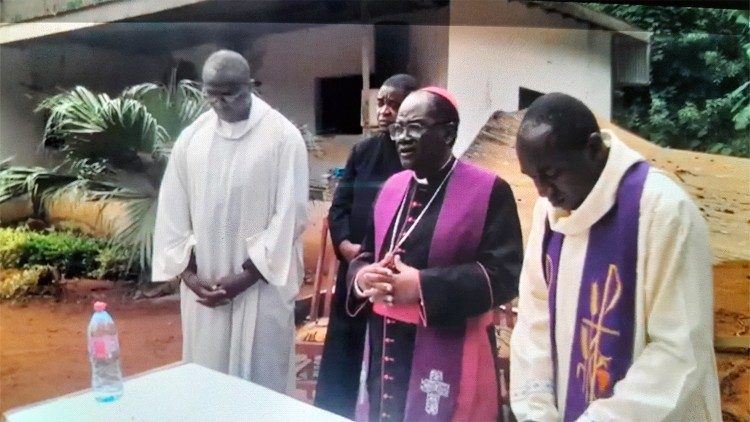 La messe en mémoire des victimes de l'éboulement du dimanche 8 octobre à Mbankolo, un quartier de la capitale camerounaise Yaoundé, célébrée par l’archevêque de Yaoundé, Mgr Jean Mbarga