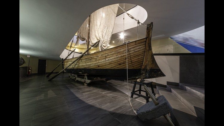 Das Boot am Eingang der Vatikanischen Museen