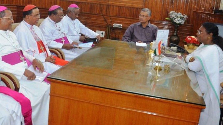 भारत की राष्ट्रपति द्रौपदी मूर्मू से मुलाकात करते कार्डिनल टोप्पो और अन्य बिशपगण