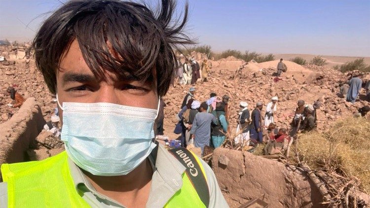 Mohammad Mehryar entre los escombros de Zinda Jan