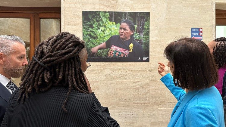 Lia Beltrami explains to Whoopi Goldberg who the activist in the photo is 
