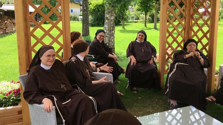 La comunidad de las Clarisas Capuchinas, Monasterio de San Romualdo, durante un momento de recreación juntas