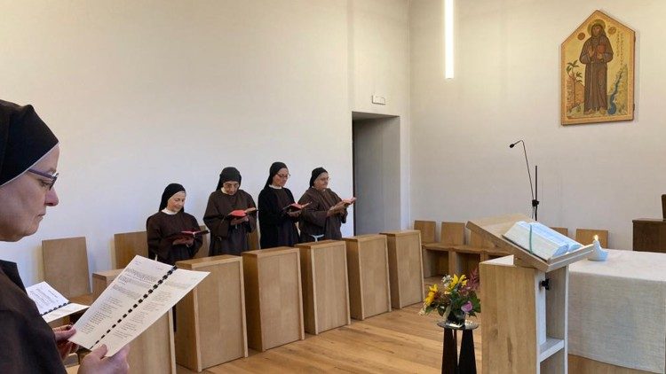 La comunità delle clarisse cappuccine durante la recita della Liturgia delle Ore in coro nella loro cappella