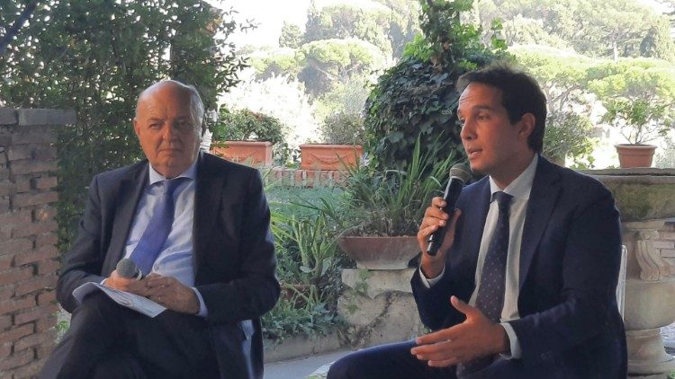 Ancora il ministro dell'Ambiente italiano Pichetto (a sinistra) e il responsabile Undp in Italia Inguscio, alla presentazione di Youth4Climate 2023]