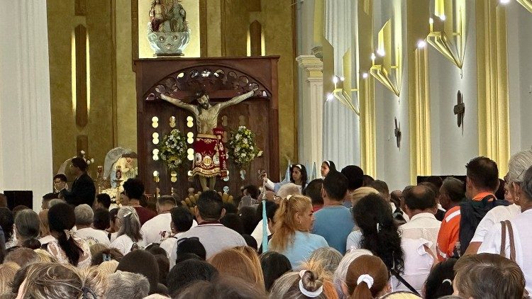 Fieles en la Misa el 101 aniversario de la Diócesis de San Cristóbal junto a su protector, el Santo Cristo. 