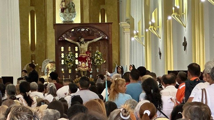 Fieles en la Misa el 101 aniversario de la Diócesis de San Cristóbal junto a su protector, el Santo Cristo.