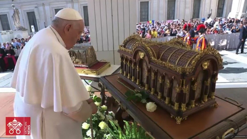 Papa Francisc venerează relicvele Sfintei Tereza a Pruncului Isus