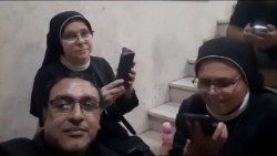 Ferenc pápa telefonon beszélt P. Yusuf gázai plébánossal és Nabila Saleh nővérrel, a Jeruzsálemi Rózsafüzér nővérek tagjával