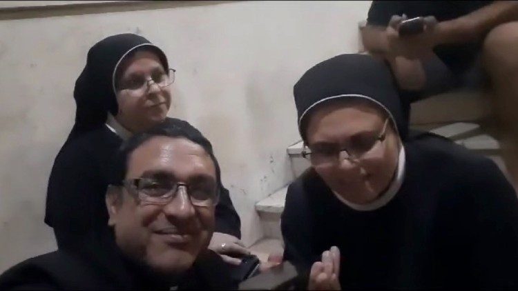 Księża i siostry ze strefy Gazy rozmawiający z Papieżem