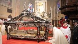 A cerimônia diante das relíquias de São Gerardo no sábado (14)