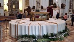 A urna com as relíquias de Pio X no Santuário de Nossa Senhora de Cendrole durante a "peregrinatio corporis"