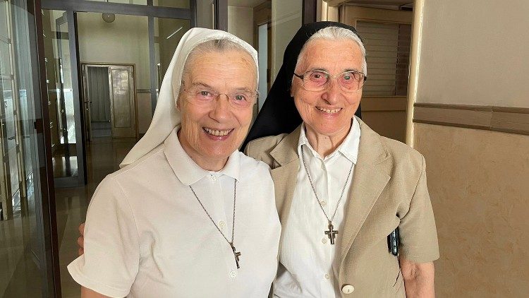Suor Paola e suor Clara, due delle francescane che ancora vivono a Via Poggio Moiano