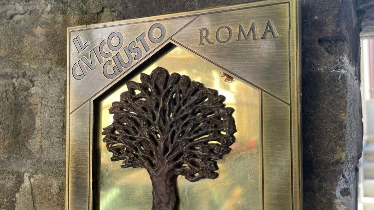 La mattonella del "civico giusto" apposta sul convento di Via Poggio Moiano a Roma