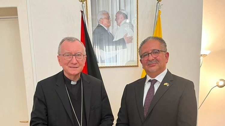 ĐHY Pietro Parolin và Đại sứ Palestine cạnh Tòa Thánh Issa Kassissieh