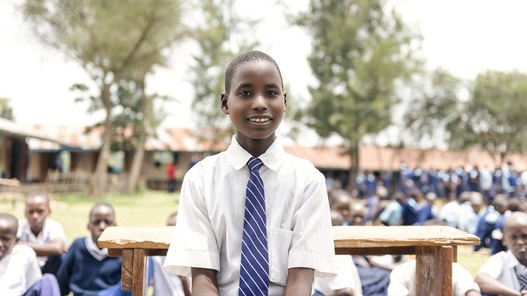 Sheila, grazie alle cure ricevute è potuta rientrare nella scuola del suo villaggio della contea di Bomet in Kenya