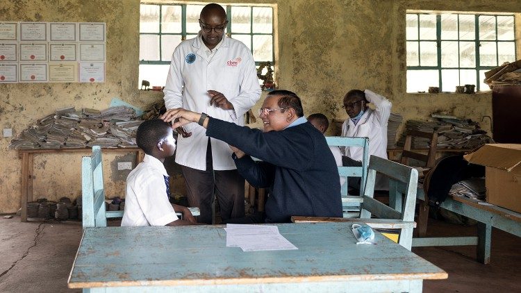 Visita oculistica nelle scuole rurali del Kenya, a cura dei team specializzati di CBM