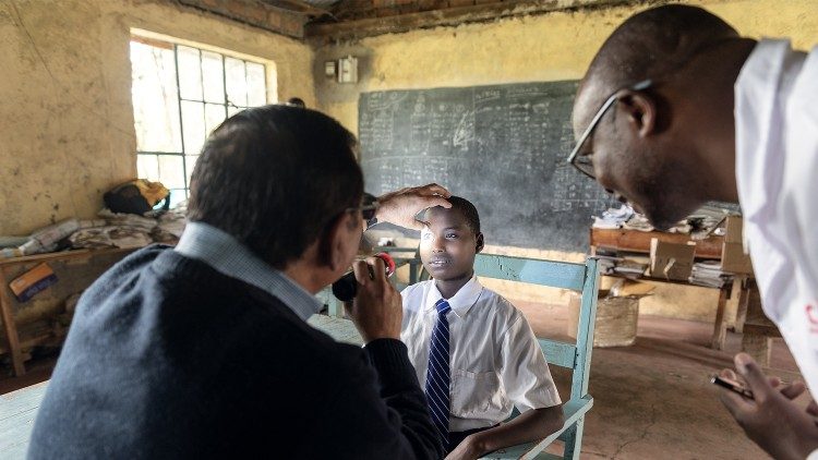 Sheila, dodicenne kenyana ipovedente ,viene sottoposta a uno screening visivo dal dottor Babar Qureshi, CBM Director of Inclusive Eye Health