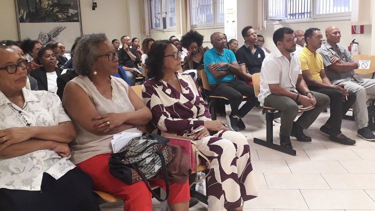 Cabo-verdianos assistindo à apresentação do livro