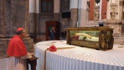 F. Moraglia, Venecijos patriarchas, meldžiasi prie popiežiaus šv. Pijaus X relikvijų