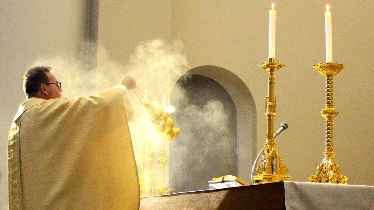 Pe. Ricardo Fontana incensa Altar durante Celebração Eucarística no Santuário