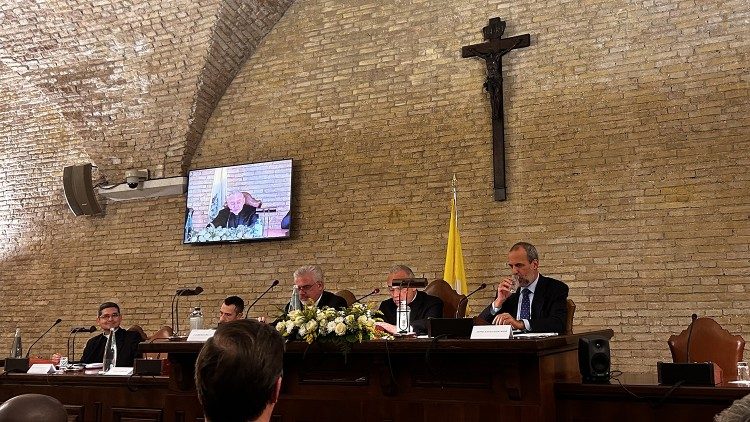 Presentación del Laudate Deum al Cuerpo Diplomático en el Antiguo Aula del Sínodo del Vaticano