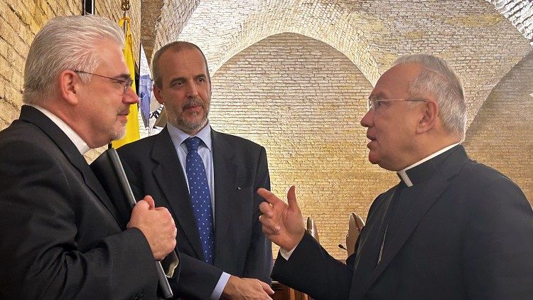 De izquierda a derecha: Padre Fabio Baggio, Paolo Conversi, Monseñor Edgar Peña Parra