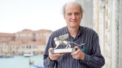 Miller Puckette con il Leone d'argento ricevuto a Venezia