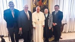Papež Frančišek s s. Jeannine Gramick in ostalimi člani ameriške organizacije New Ways Ministry