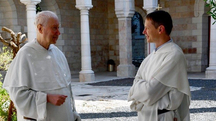 Preoții dominicani Timothy Radcliffe și Łukasz Popko, autorii cărții "Întrebări de la Dumnezeu, întrebări către Dumnezeu", prefațată de papa Francisc 