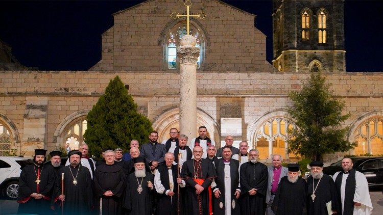 I patriarchi e i capi delle Chiese di Gerusalemme, nella foto con l'arcivescovo di Canterbury Welby 