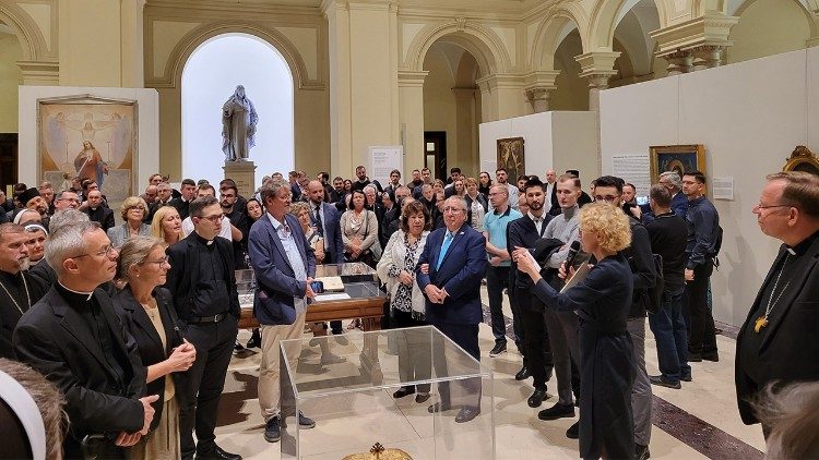 Ambasadorė S. Maslauskaitė-Mažylienė veda ekskursiją parodos atidarymo dalyviams Popiežiškajame Grigaliaus universitete