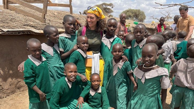 Roberta Sferrazzo junto a los niños de Amboseli