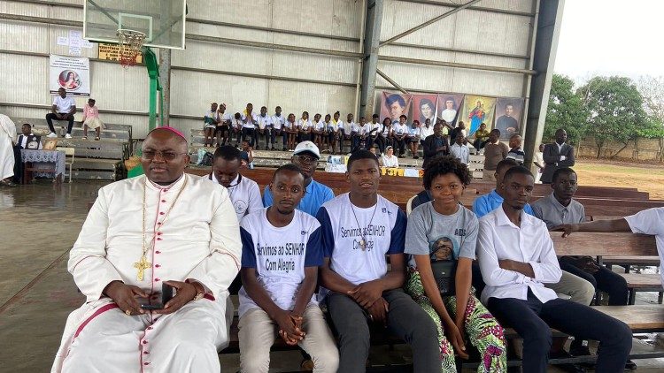 Dom Belmiro Cuica Chissengueti, no Dia Mundial das Missões na diocese de Cabinda (Angola)