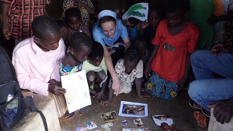  Missionnaire au Togo jeu avec les plus jeunes