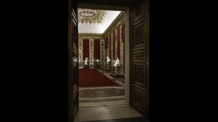 L'accesso alla Sala delle Dame nei Musei Vaticani