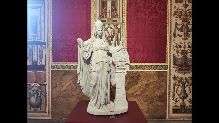 La Religión Católica, bocetos en yeso realizados por Antonio Canova y expuestos en la Sala de las Damas de los Museos Vaticanos