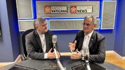 Doktor Pashko Camaj me dom David Xhuxhën në studio të Radio Vatikanit - Vatican News