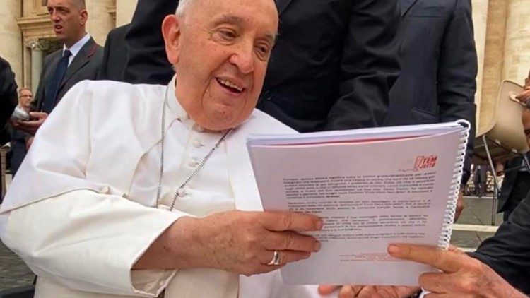A entrega do material ao Papa Francisco