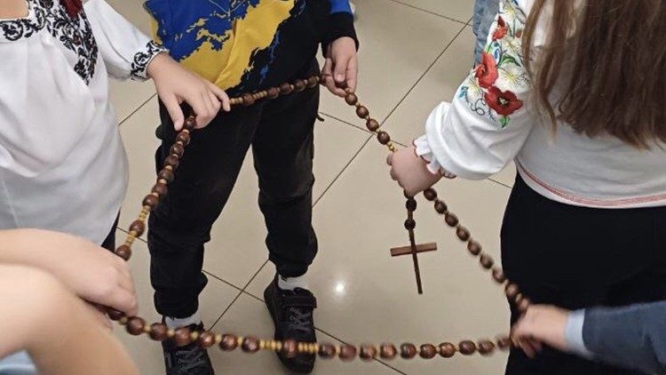 Українські діти моляться вервицю 