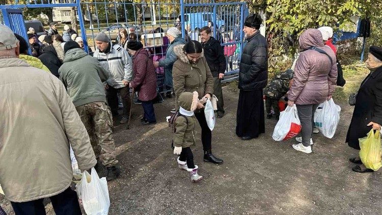  Il vescovo Vasyl Tuchapets durante la distribuzione degli aiuti umanitari a Kharkiv